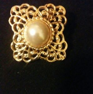 Brroch Filigree Gold tone faux Pearl